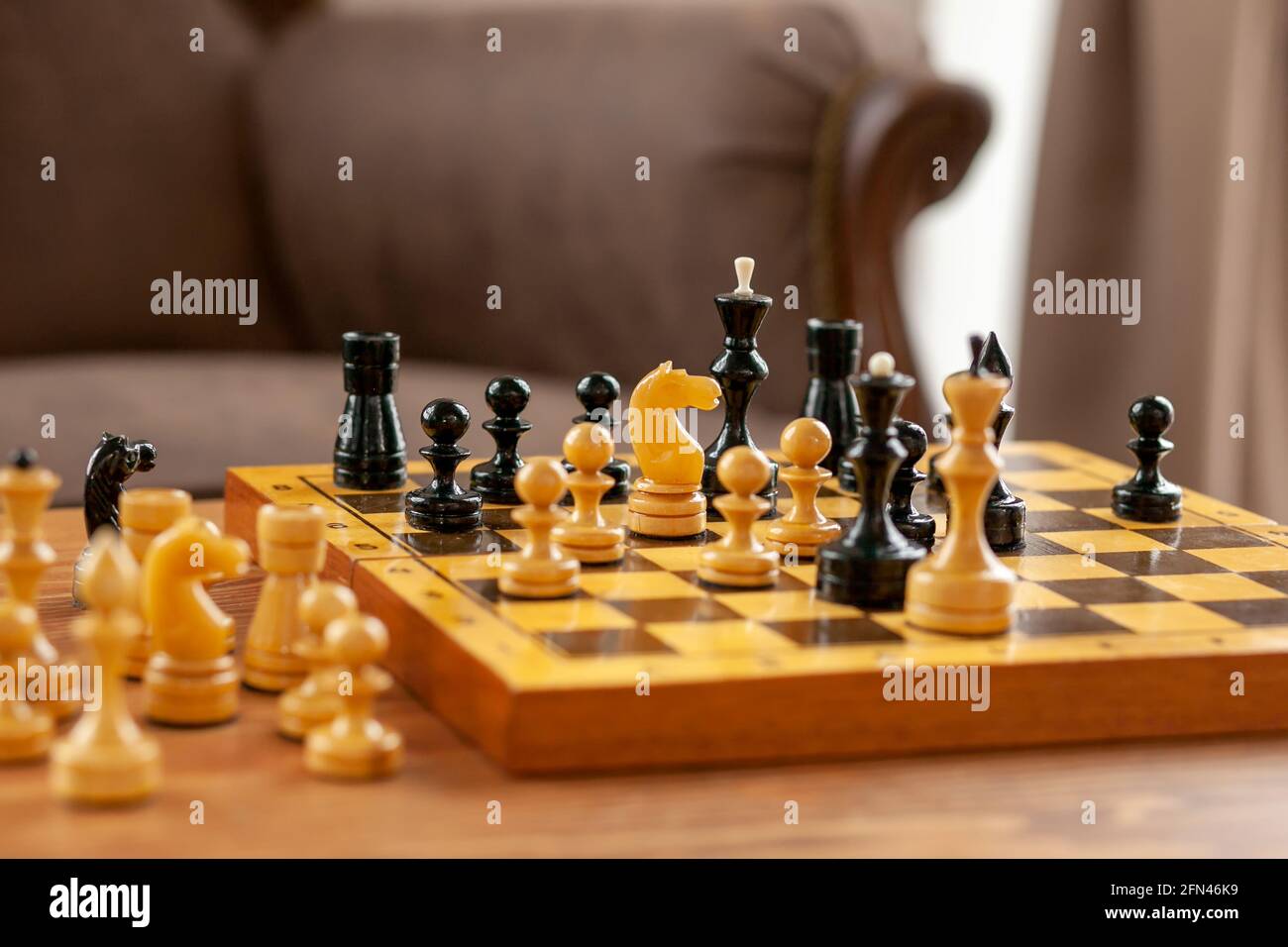 Une pièce d'échecs est un cheval debout sur un échiquier. Échiquier en bois sur table vintage, mise au point sélective. Banque D'Images
