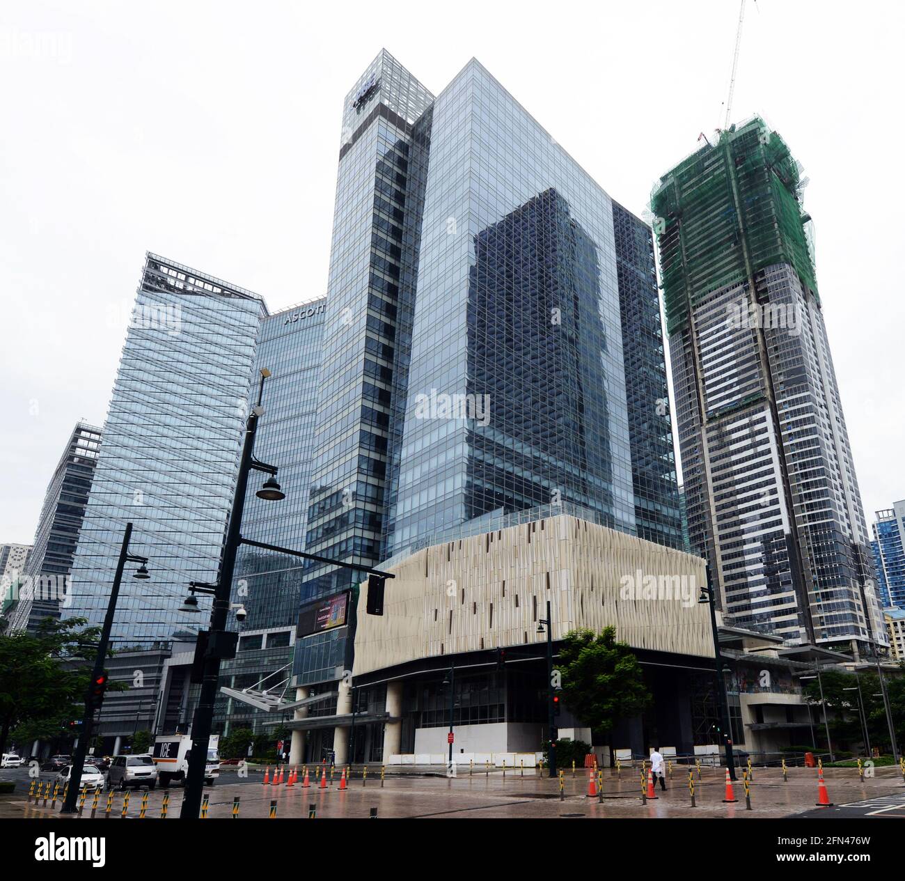 Gratte-ciel moderne à Bonifacio Global City, dans la région métropolitaine de Manille, aux Philippines. Banque D'Images