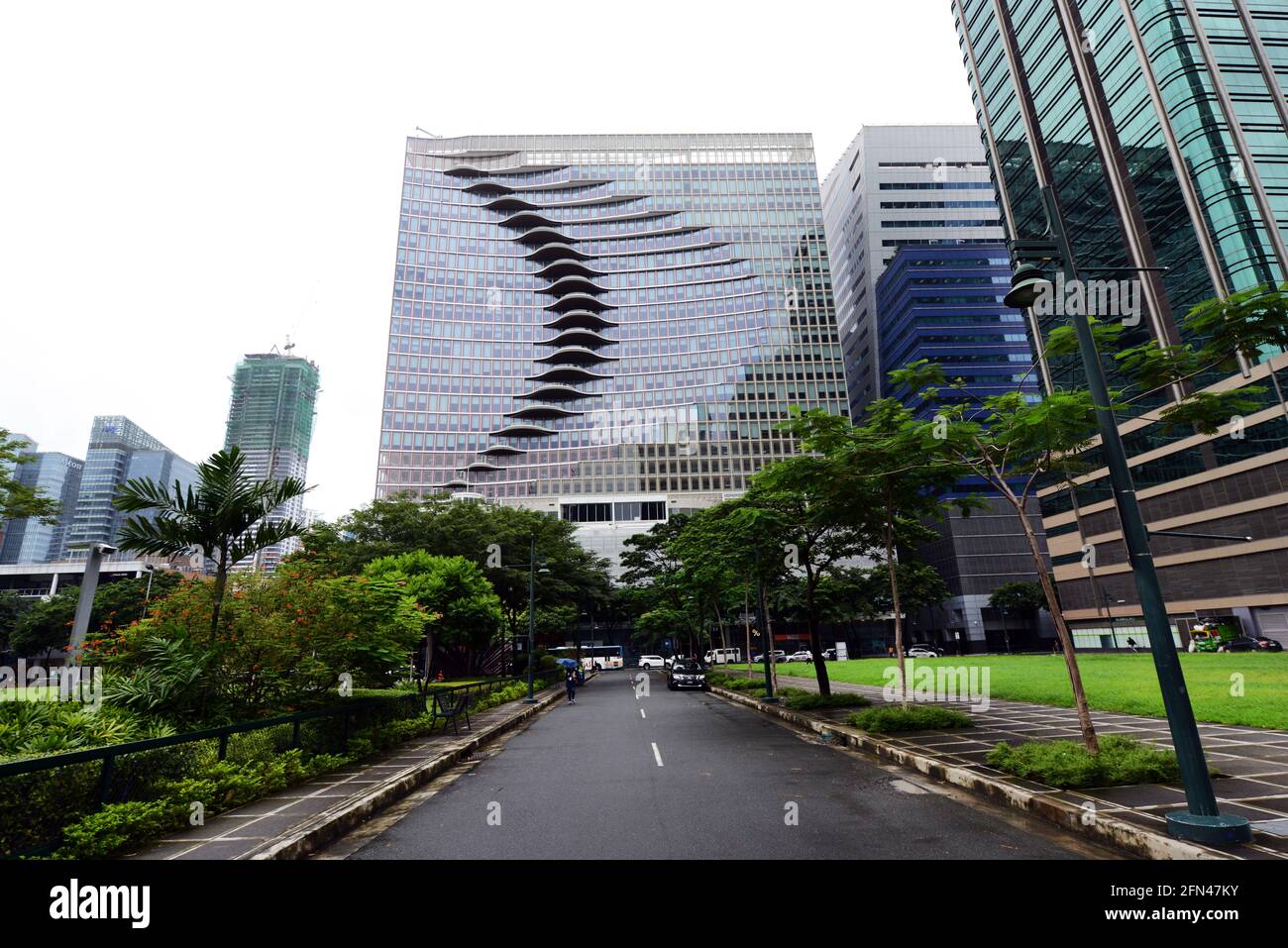 Le bâtiment ultra moderne du centre-ville W de Bonifacio Global City, dans la région métropolitaine de Manille, aux Philippines. Banque D'Images