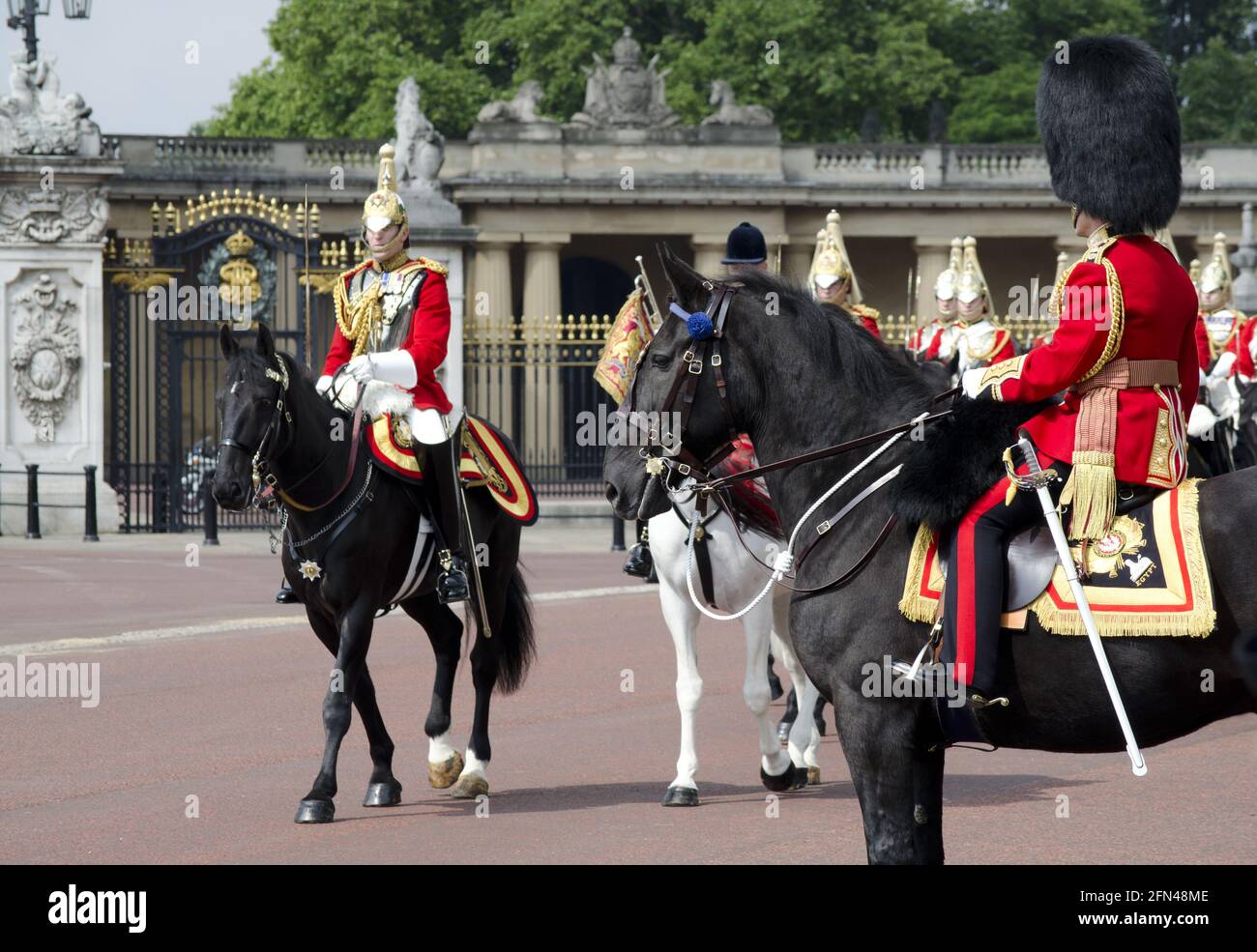 Monté LifeGuards à l'extérieur de Buckingham Palace Trooping The Color Banque D'Images