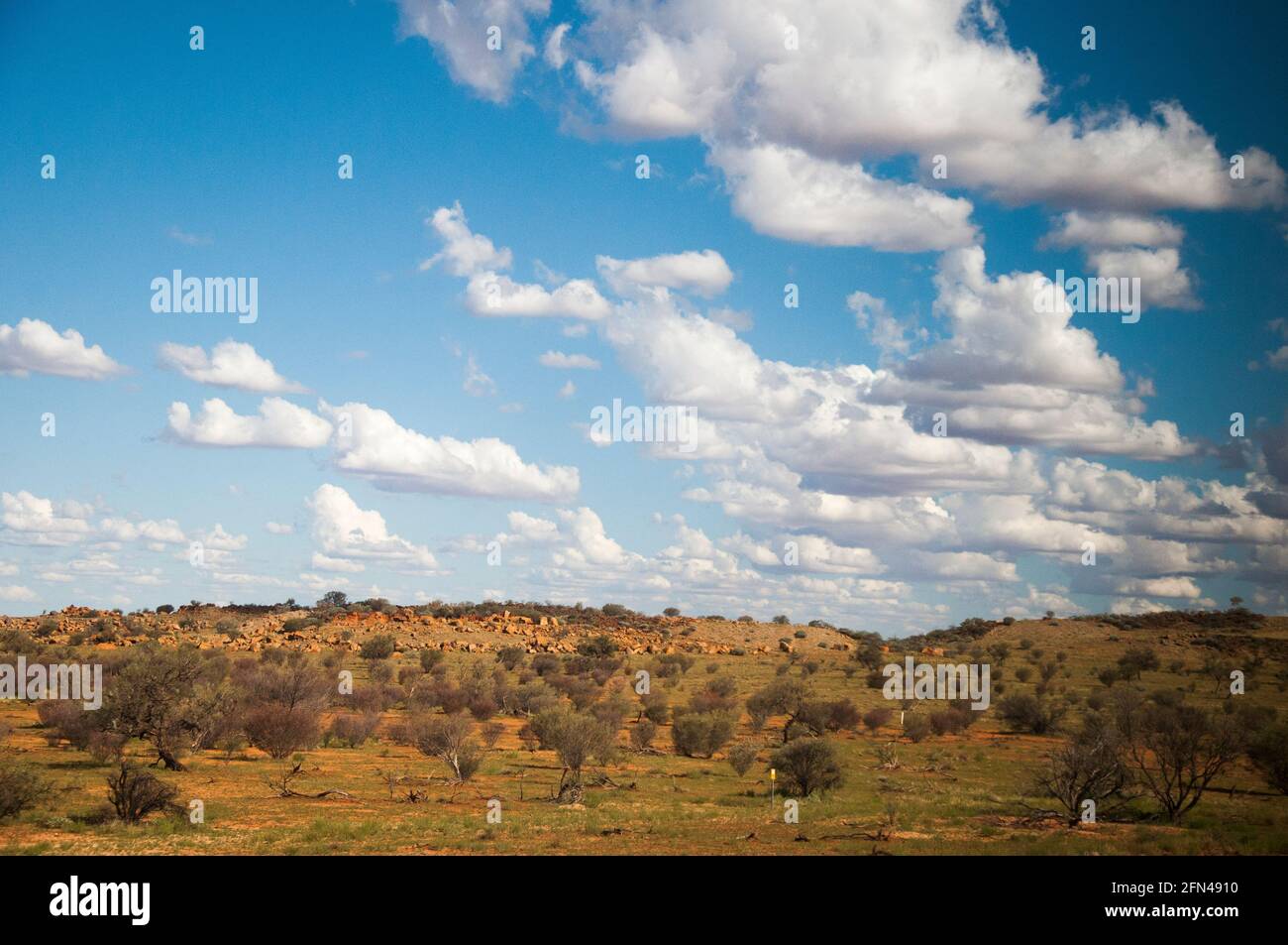 Paysage désertique vu du train Ghan au sud d'Alice Springs, territoire du Nord, Australie Banque D'Images