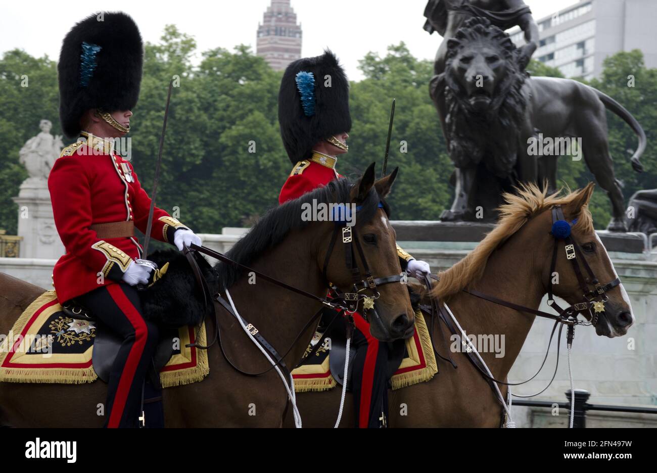 Des officiers de la Garde irlandaise montés ont trooping la couleur à l'extérieur de Buckingham Palace Londres Banque D'Images