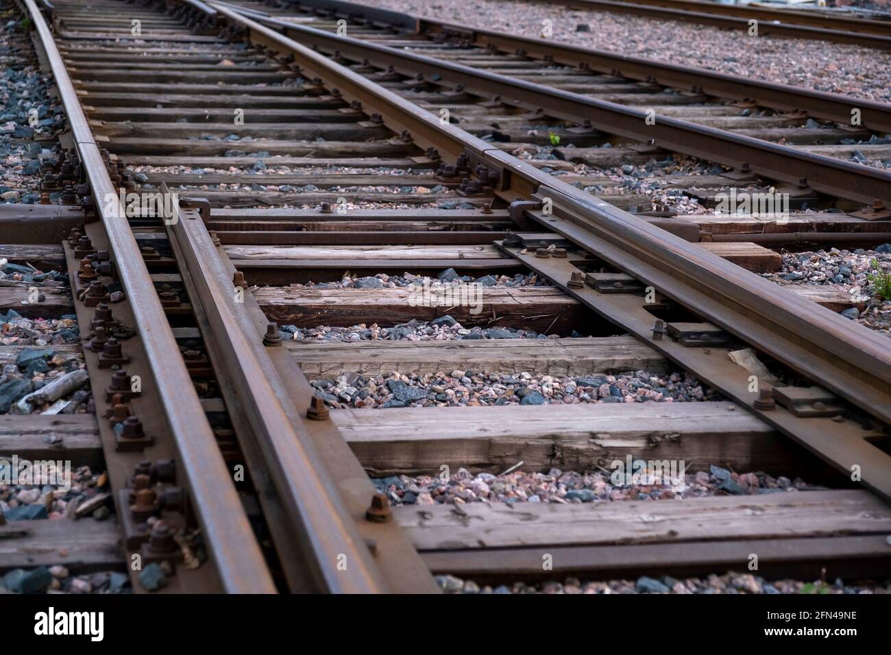 Helsinki / Finlande - 13 MAI 2021 : gros plan d'une voie de chemin de fer de style rétro avec traverses en bois. Banque D'Images