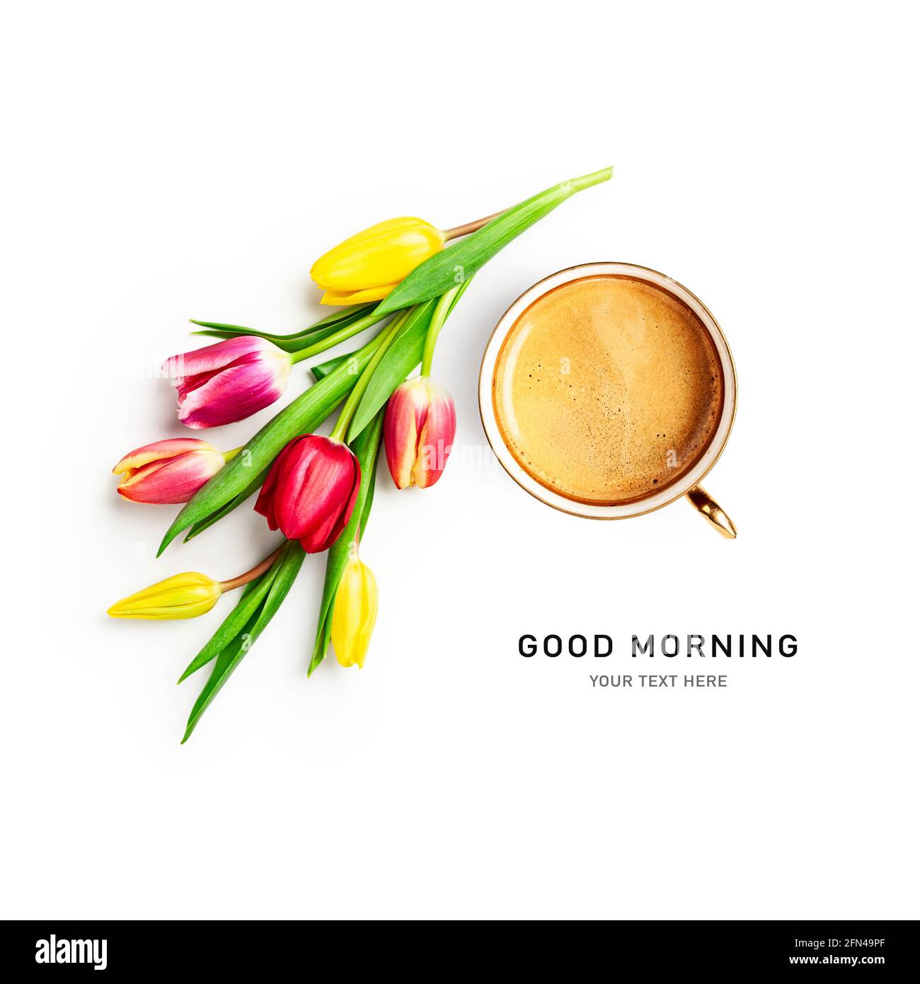 Tasse à café et fleurs de tulipe colorées mise en page créative sur fond blanc. Concept de printemps et de fête des mères. Bon petit déjeuner. Plat, haut v Banque D'Images
