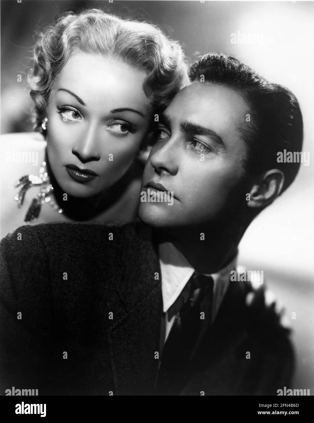 MARLENE DIETRICH et RICHARD TODD Portrait de FRANK BUCKINGHAM pour SCÈNE DROITE 1950 réalisateur ALFRED HITCHCOCK basé sur le roman Man Running by Selwyn Jepson adaptation Alma Reville scénario Whitfield couturier de Marlene Dietrich Christian Dior Warner Bros. Banque D'Images