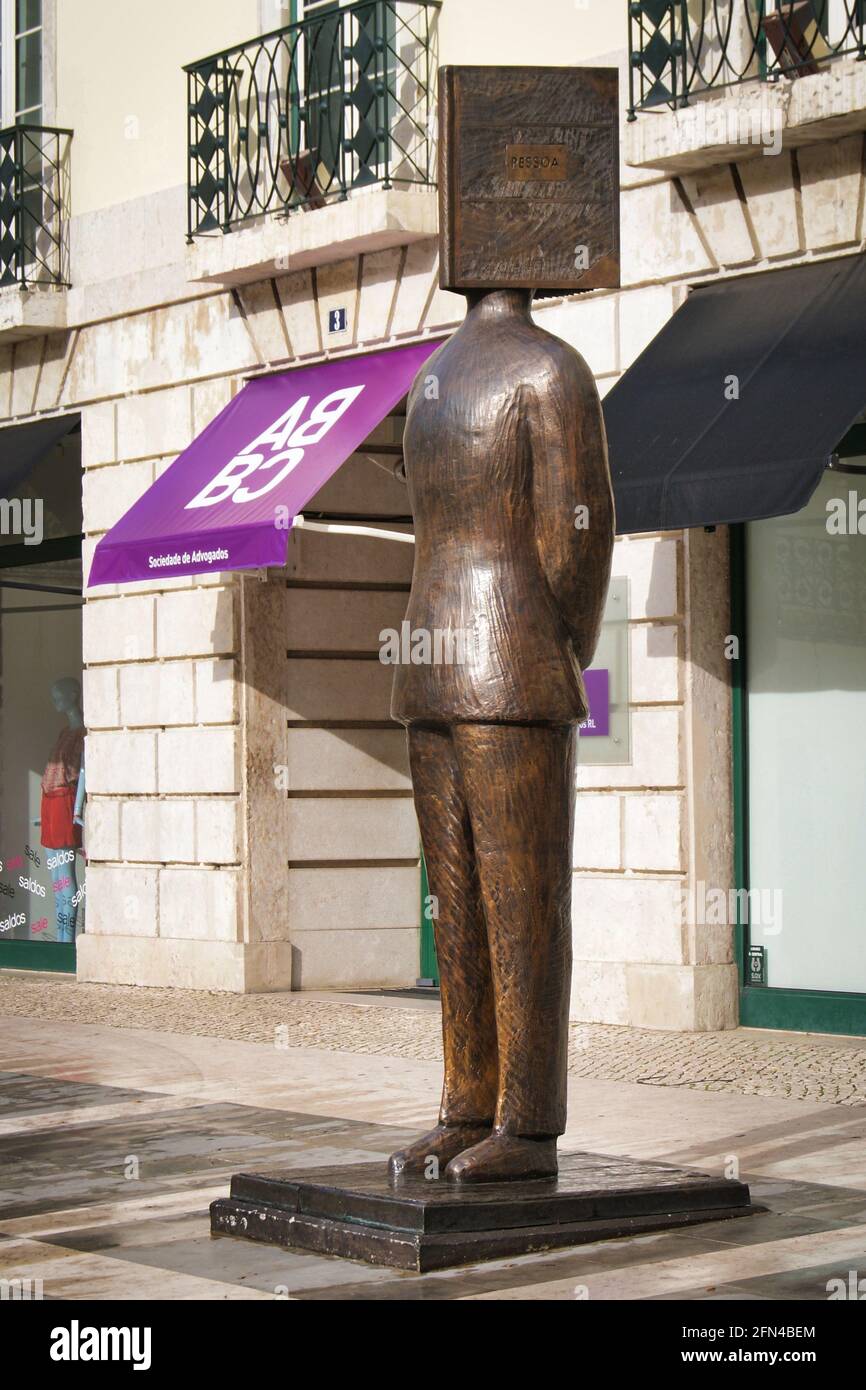 Statue de Bookhead sur la rue commerçante principale de Lisbonne. Sculpture en bronze, hommage à Fernando Pessoa. Banque D'Images