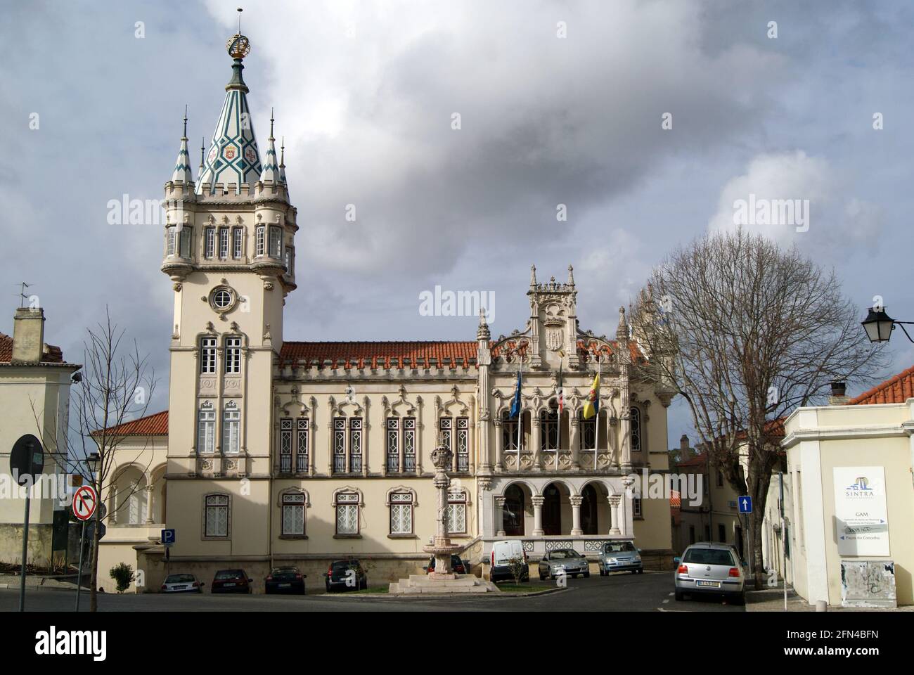 Palais de l'hôtel de ville de Sintra. Hôtel de ville coloré par temps  nuageux. Façade du portugais 'Camara Municipal' Photo Stock - Alamy