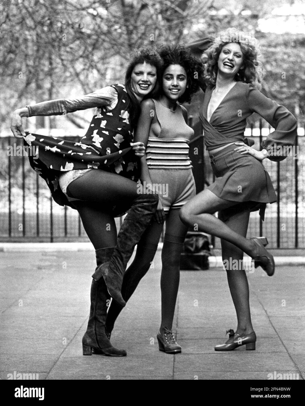 Mode, années 1970, mode pour femmes, trois modèles en robe, pantalon chaud et mini jupe, Londres, 1971, DROITS-SUPPLÉMENTAIRES-DÉSTOCKAGE-INFO-NON-DISPONIBLE Banque D'Images