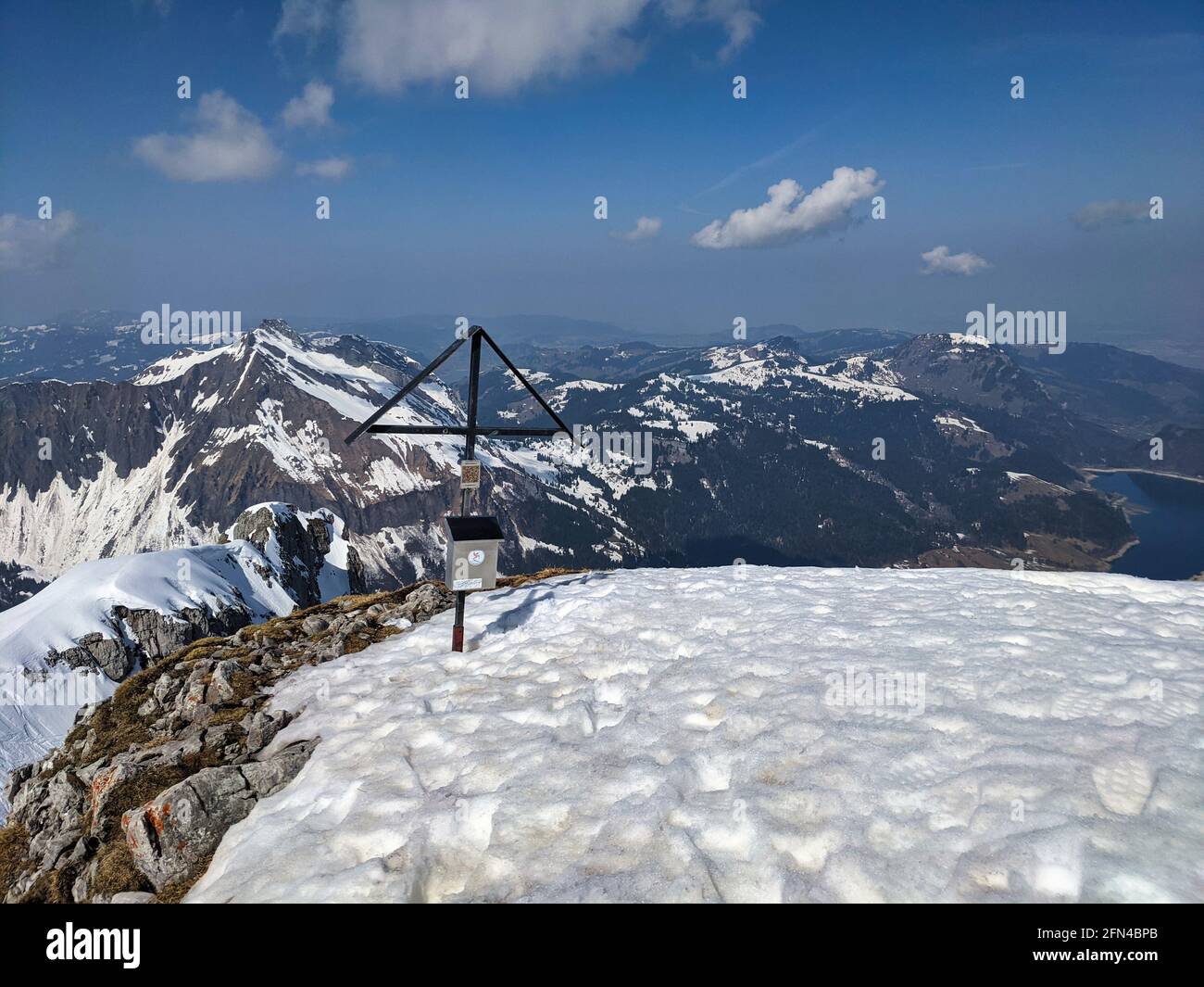 Croix de sommet avec une vue magnifique sur les montagnes. Belle croix de sommet sur le mutteristock au-dessus du wagitalersee Banque D'Images