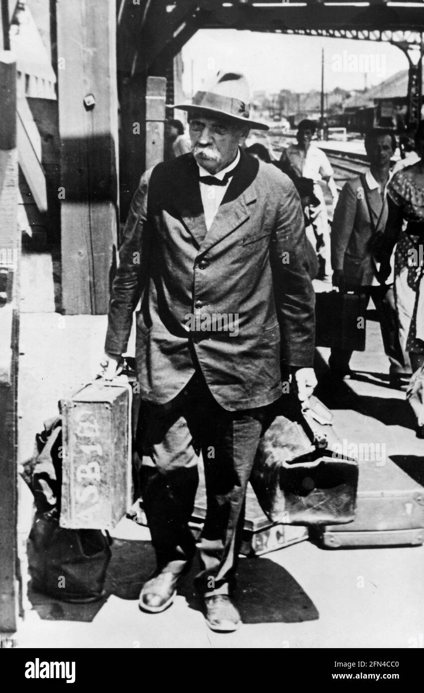 Schweitzer, Albert, 14.1.1875 - 4.9.1965, médique / physicien allemand, pleine longueur, en voyage, 1965, DROITS-SUPPLÉMENTAIRES-AUTORISATION-INFO-NON-DISPONIBLE Banque D'Images