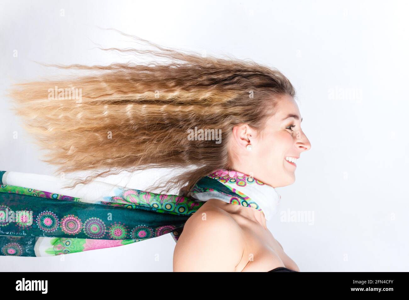 Les cheveux longs de femme avec du vent qui souffle dans l'écharpe Photo  Stock - Alamy