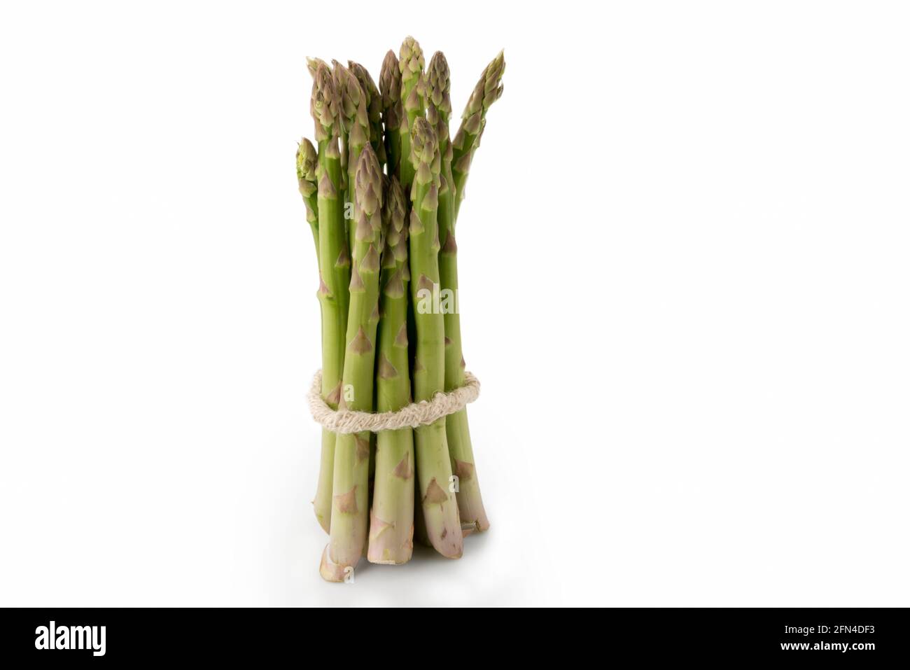 Bouquet d'asperges vertes fraîches et crues isolées sur fond blanc Banque D'Images