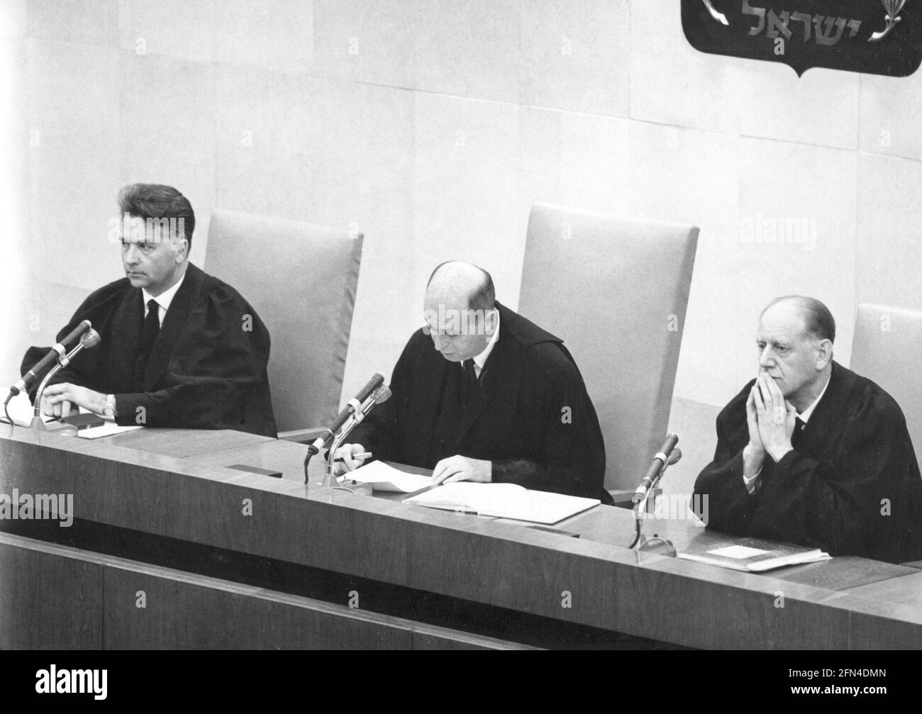 Eichmann, Adolf, 19.3.1906 - 1.6.1962, officier SS allemand, procès Eichmann, 2.4.- 15.12.1961, juges: Benjamin Helevy, À USAGE ÉDITORIAL EXCLUSIF Banque D'Images