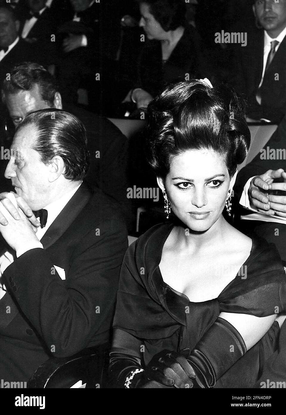Cardinale, Claudia, * 15.4.1938, actrice italienne, avec Luchino Visconti, Assis, années 1960, femme, DROITS-SUPPLÉMENTAIRES-AUTORISATION-INFO-NON-DISPONIBLE Banque D'Images
