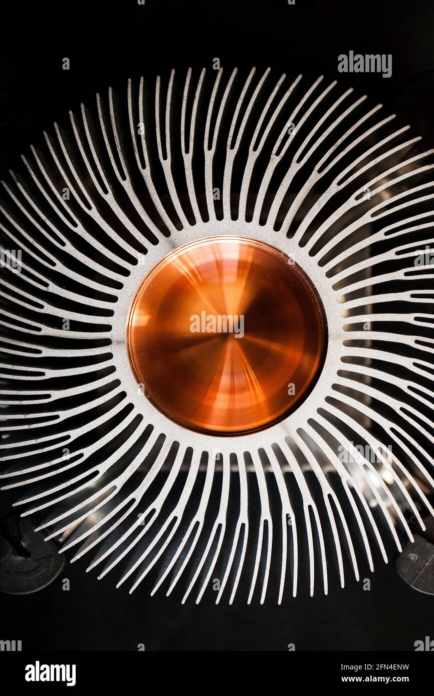 Dissipateur de base en cuivre et en aluminium (aluminium) pour processeur sur fond noir. Banque D'Images