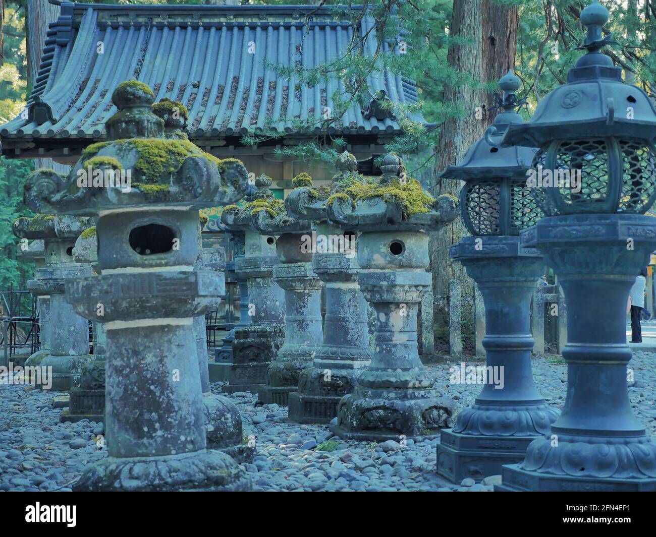 Lanterne En Pierre De Style Japonais Et Petit Tsukubai Dans Un Jardin