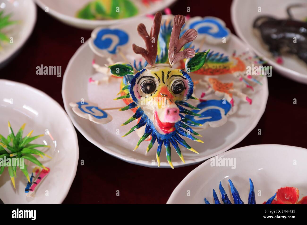 14 mai 2021, Xi'an, Xi'an, Chine: Le 13 mai 2021, à la cinquième exposition internationale de la route de la soie tenue au Centre international de congrès et d'expositions de Xi'an (Chanba), les douze nouilles Crispy sur le thème du zodiaque faites par les artistes folkloriques du patrimoine culturel immatériel de Binzhou, Xianyang City, province de Shaanxi, ont fait une belle apparition. Vif, comparable aux œuvres d'art, attirant l'attention des exposants et des auditoires. Fait par les artistes folkloriques du patrimoine culturel intangible de Binzhou, Xianyang City, province de Shaanxi, a fait une belle apparition. Vif, comparable à des œuvres d'art, la technologie Banque D'Images