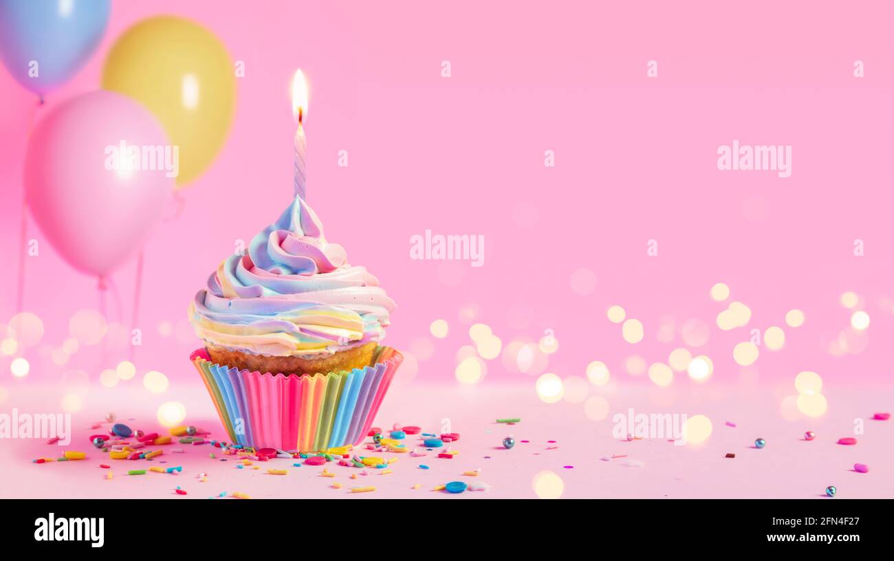 Anniversaire Cupcake Avec Bougie Et Decoration Rose Photo Stock Alamy