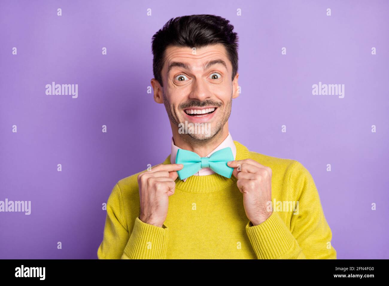 Portrait de brunet optimiste gars touch cravate porter chandail jaune isolé  sur fond de couleur lilas pastel Photo Stock - Alamy