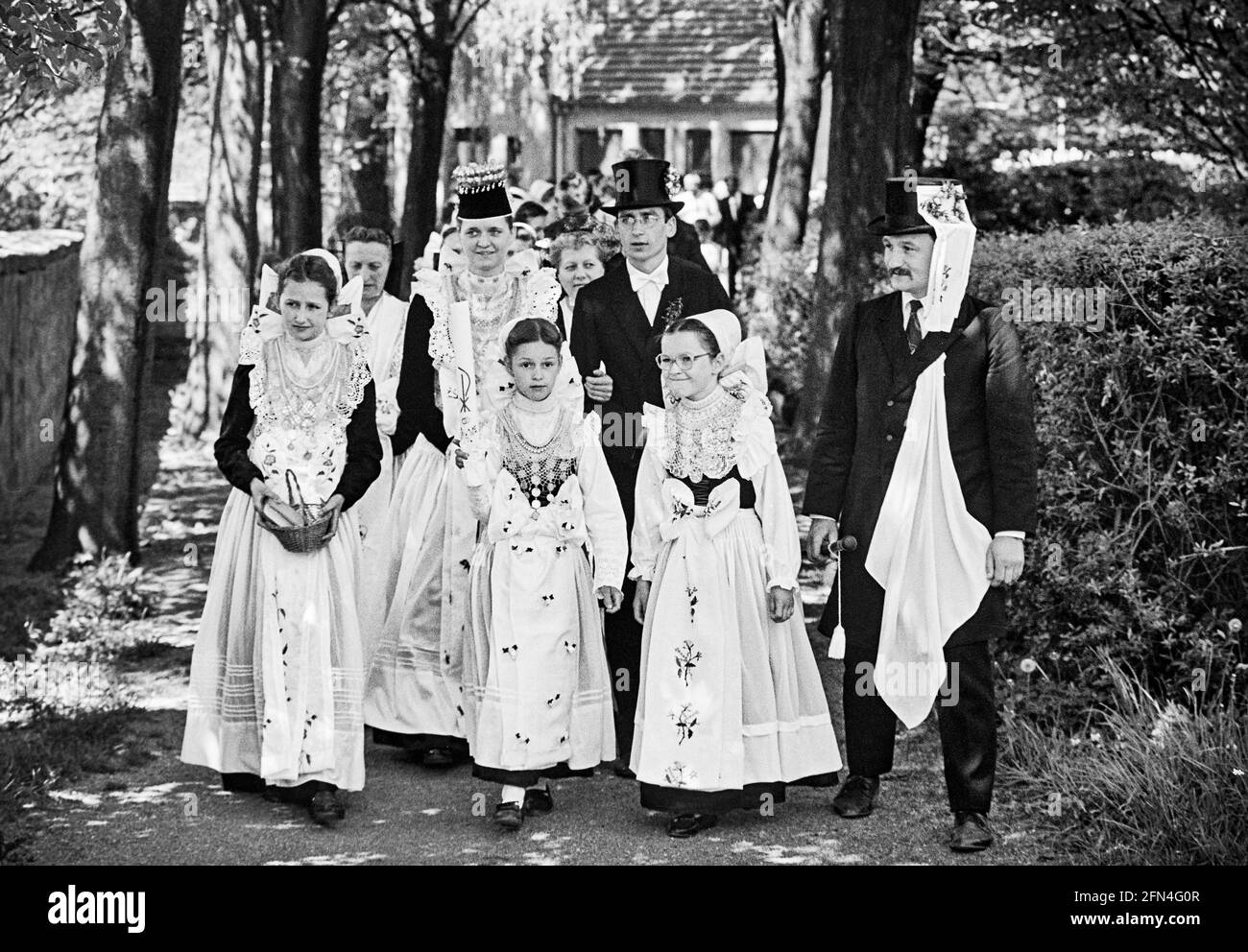 Un mariage sorabe se déplace pour célébrer après le mariage de l'église. La mariée et les demoiselles d'honneur en costume traditionnel, le marié avec chapeau haut et costume sombre. Banque D'Images