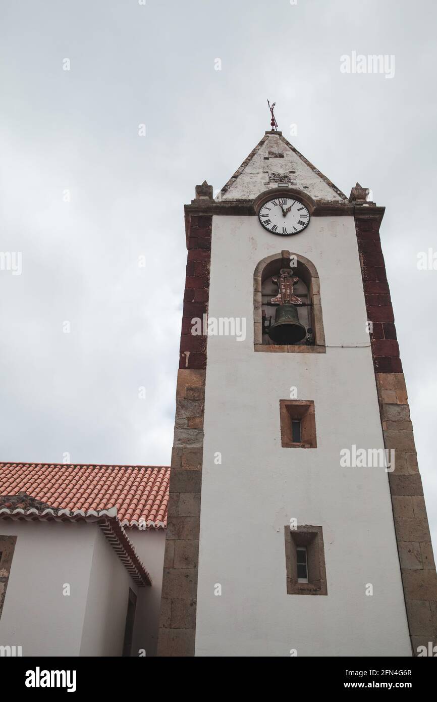 Clocher de la Paroquias do Porto Santo sous ciel nuageux. Porto Santo, Portugal Banque D'Images
