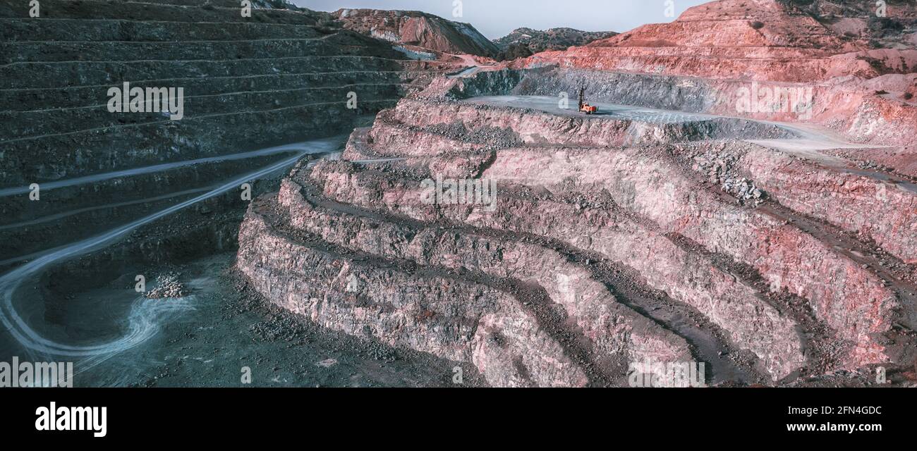 Broyeur de pierres sur les terrasses de la mine à ciel ouvert. Panorama de carrière de gravier dans la région de Pyrga, Chypre Banque D'Images