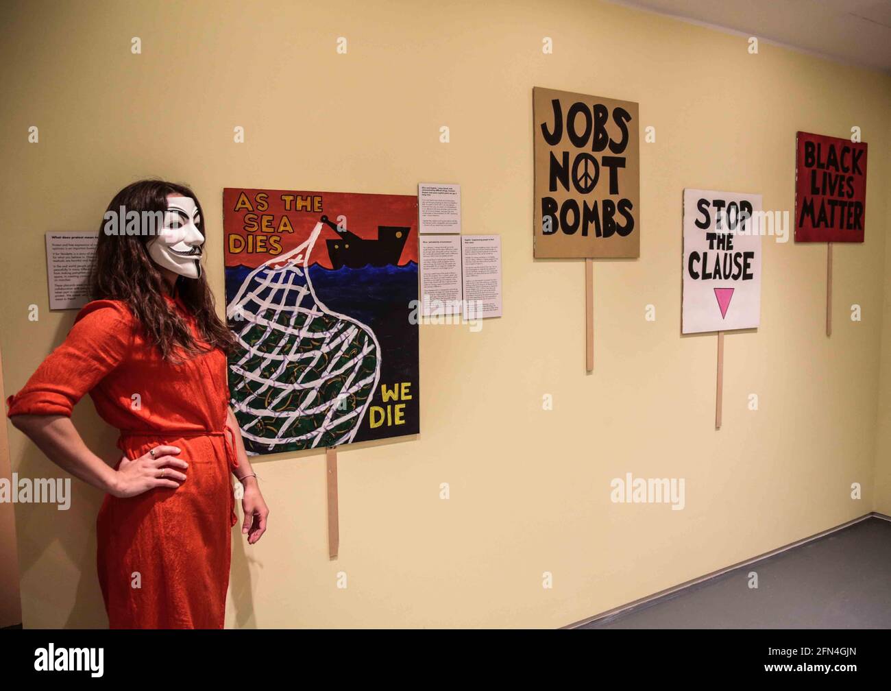 Londres, Royaume-Uni. 14 mai 2021. Le Cartoon Museum, à Fitzrovia à Londres, rouvre avec une exposition examinant l'impact culturel de V pour Vendetta, du roman graphique majeur au film à succès. L'une des séries les plus révolutionnaires de bandes dessinées jamais publiées, V for Vendetta: Behind the Mask du 18 mai au 31 octobre, présentera l'ascension de 40 ans d'un roman graphique, à un film à succès et maintenant à un phénomène mondial comme symbole des manifestations.Paul Quezada-Neiman/Alamy Live News Credit: Paul Quezada-Neiman/Alamy Live News Banque D'Images
