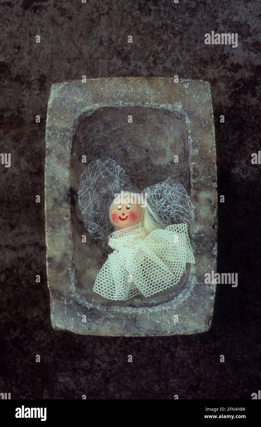 Modèle de fée avec visage triché et robe de gaze couché dans un plat en marbre Banque D'Images Modèle de fée avec visage triché et robe de gaze couché dans un plat en marbre Banque D'Images