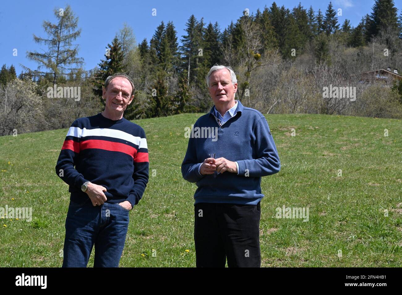 L'ancien négociateur en chef du Brexit de l'UE, Michel Barnier, pose des photos aux côtés de Jean-Claude Killy à Feissons-sur-Salins, Savoie, France, le 24 avril 2021. Photo par Elodie Gregoire/ABACAPRESS.COM Banque D'Images