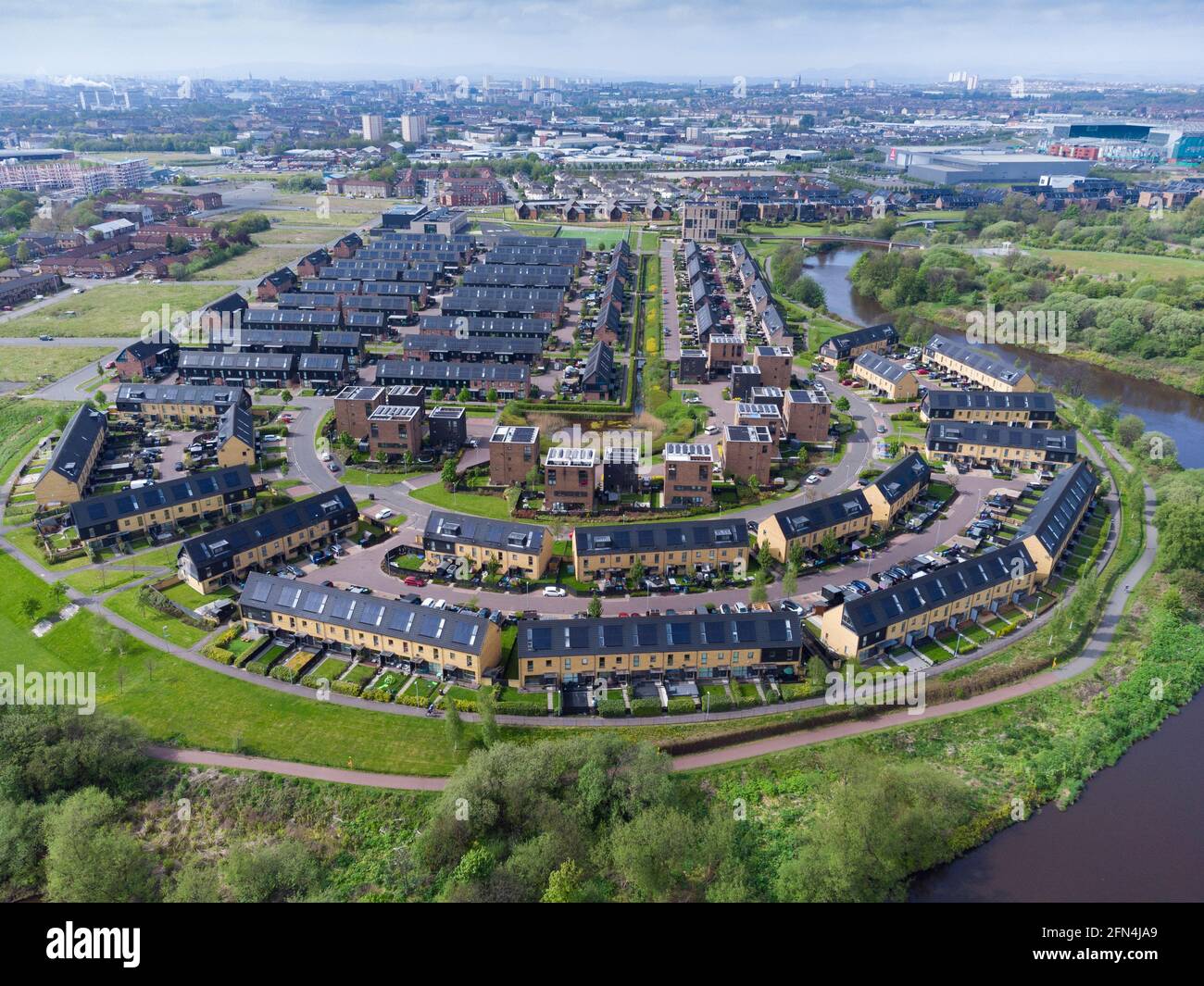 Vue aérienne de l'ancien village des athlètes aménagement de logements modernes sur les rives de la rivière Clyde à Dalmarnock, Glasgow, Écosse, Royaume-Uni Banque D'Images