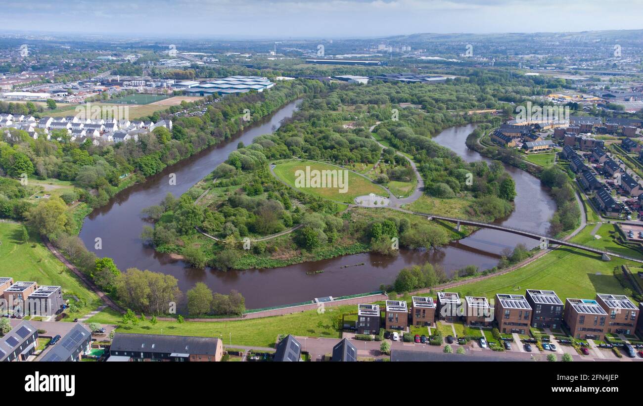 Vue aérienne du parc boisé public Cuningar Loop sur les rives de la Clyde à Rutherglen, Glasgow, Écosse, Royaume-Uni Banque D'Images