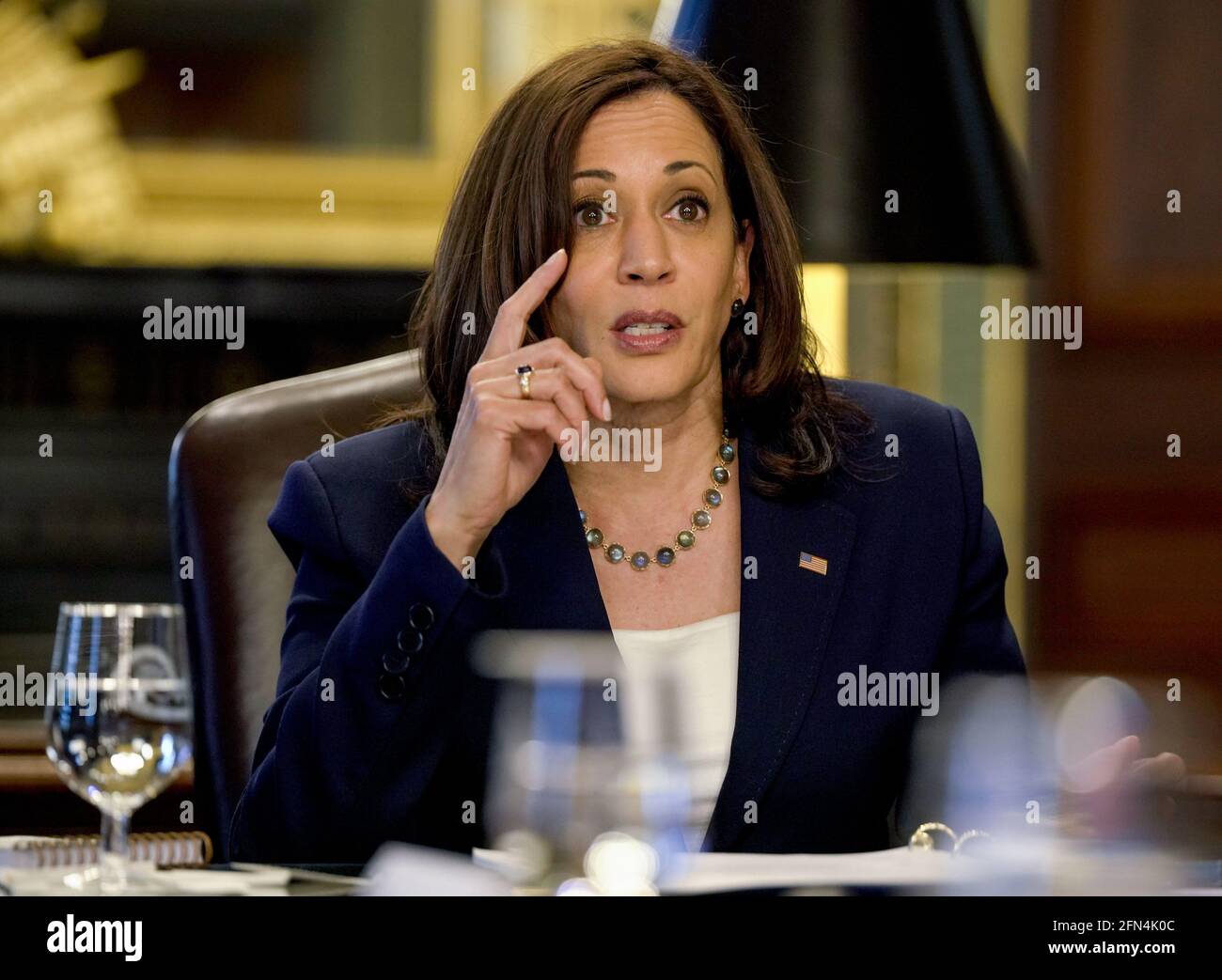 Le vice-président des États-Unis, Kamala Harris, prononce une allocution lors de la réunion inaugurale du Groupe de travail sur l'organisation et l'autonomisation des travailleurs au bureau de cérémonie des vice-présidents, le jeudi 13 mai 2021. Le Groupe de travail a été formé pour mobiliser les politiques et les programmes du gouvernement fédéral afin de fournir aux travailleurs du secteur privé ainsi qu'aux gouvernements fédéral, des États et locaux de plus grandes possibilités d'organiser et de négocier collectivement avec leurs employeurs. Credit: Jemal Countess/Pool via CNP /MediaPunch Banque D'Images