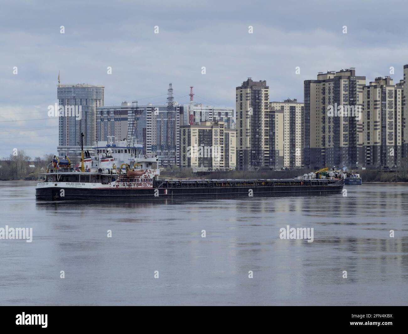 Saint-Pétersbourg, Russie, le 15 avril 2021, navire de cargaison Volgo Don 99 dans la rivière Banque D'Images
