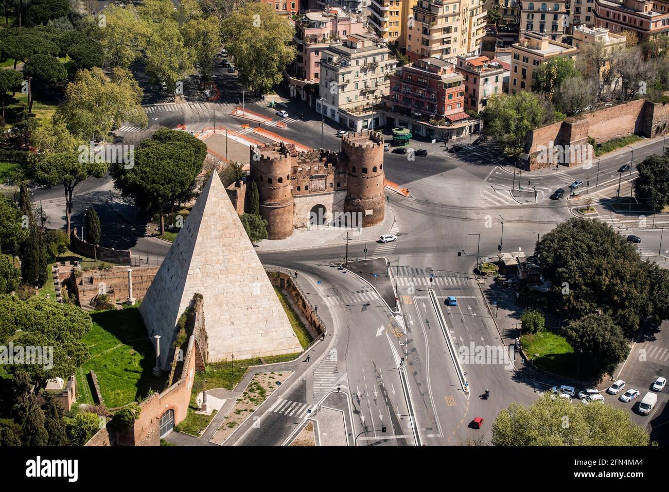 Italie, Latium, Rome, Cestius Pyramid et Posta San Paolo Banque D'Images