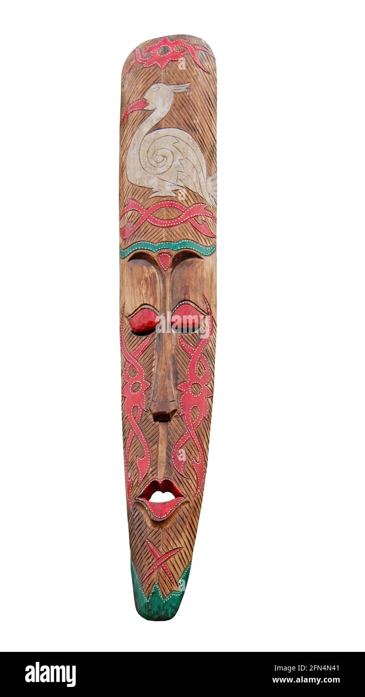 Un masque en bois tribal sculpté et décoré de façon ethnique. Banque D'Images