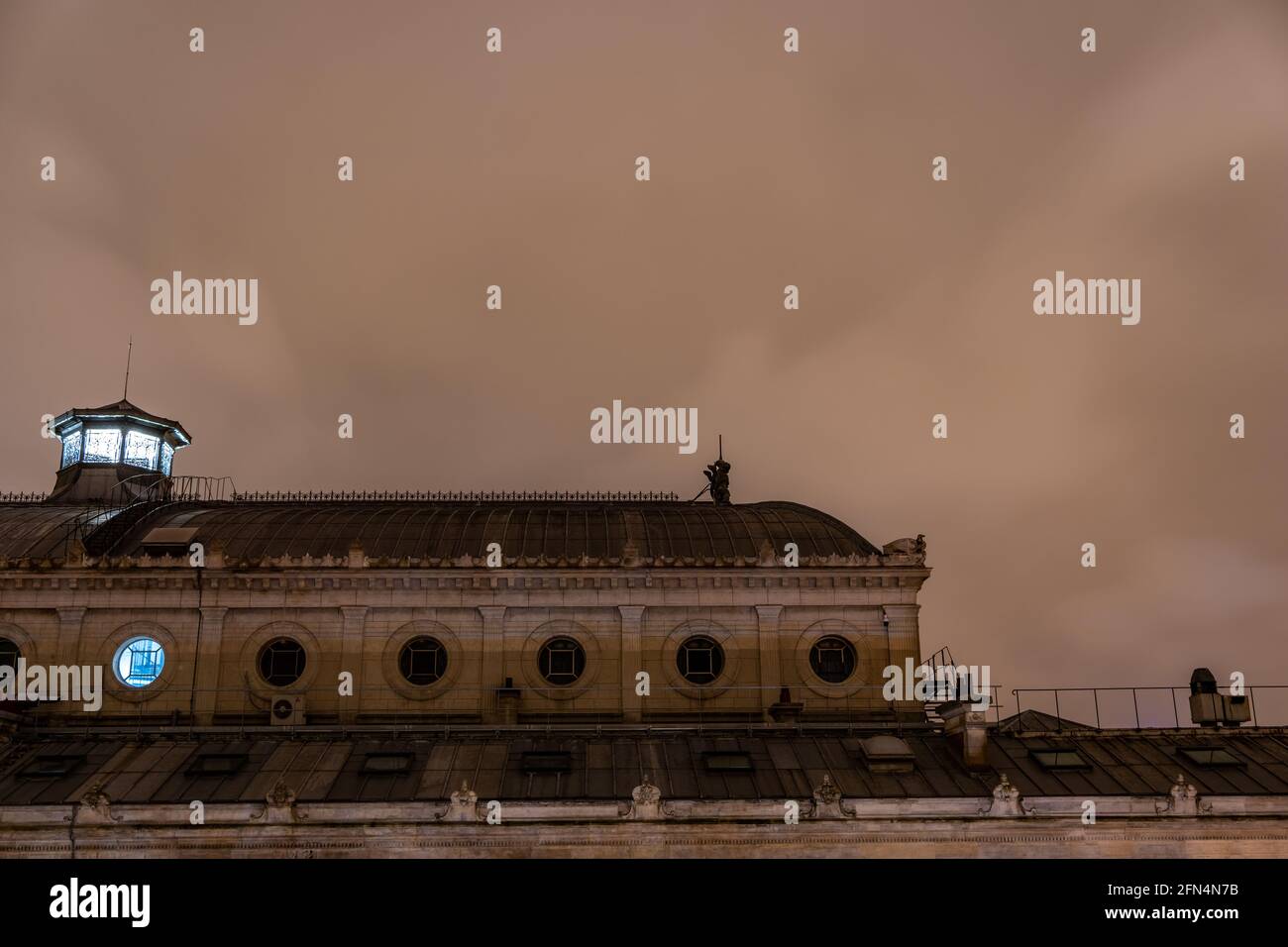 Photo du Théâtre du Châtelet lors d'un hiver brumeux et nuageux nuit Banque D'Images