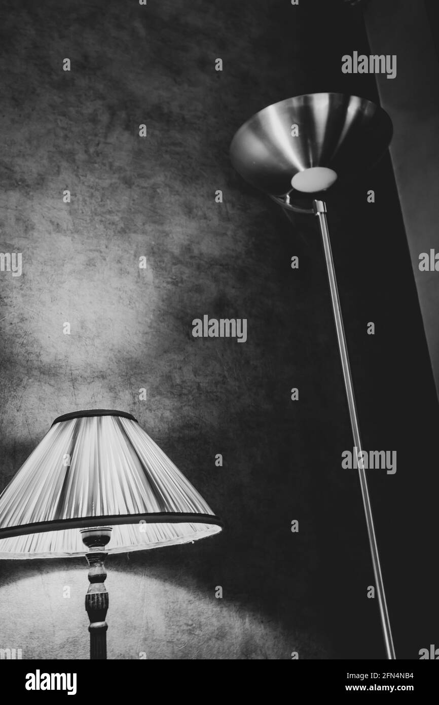 Photo conceptuelle en noir et blanc d'un rétro et d'un lampe moderne Banque D'Images