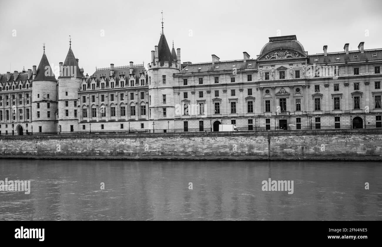 La Cour suprême de France sur la rive de la Seine, Paris, France - noir et blanc Banque D'Images