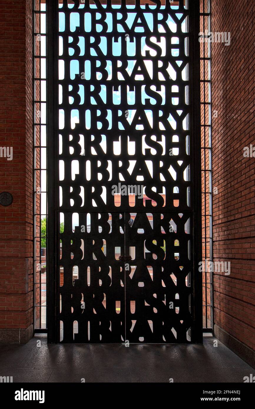 Portes en fer forgé à l'entrée de la British Library, Euston Road, Londres; conçues par David Kindersley et Lida Cardozo et installées en 1998 Banque D'Images