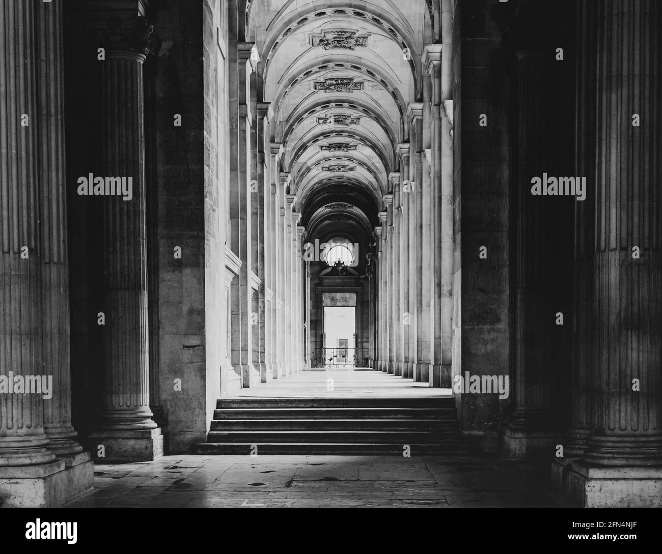 Couloir avec colonnes hautes au musée du Louvre, Paris - noir et blanc Banque D'Images