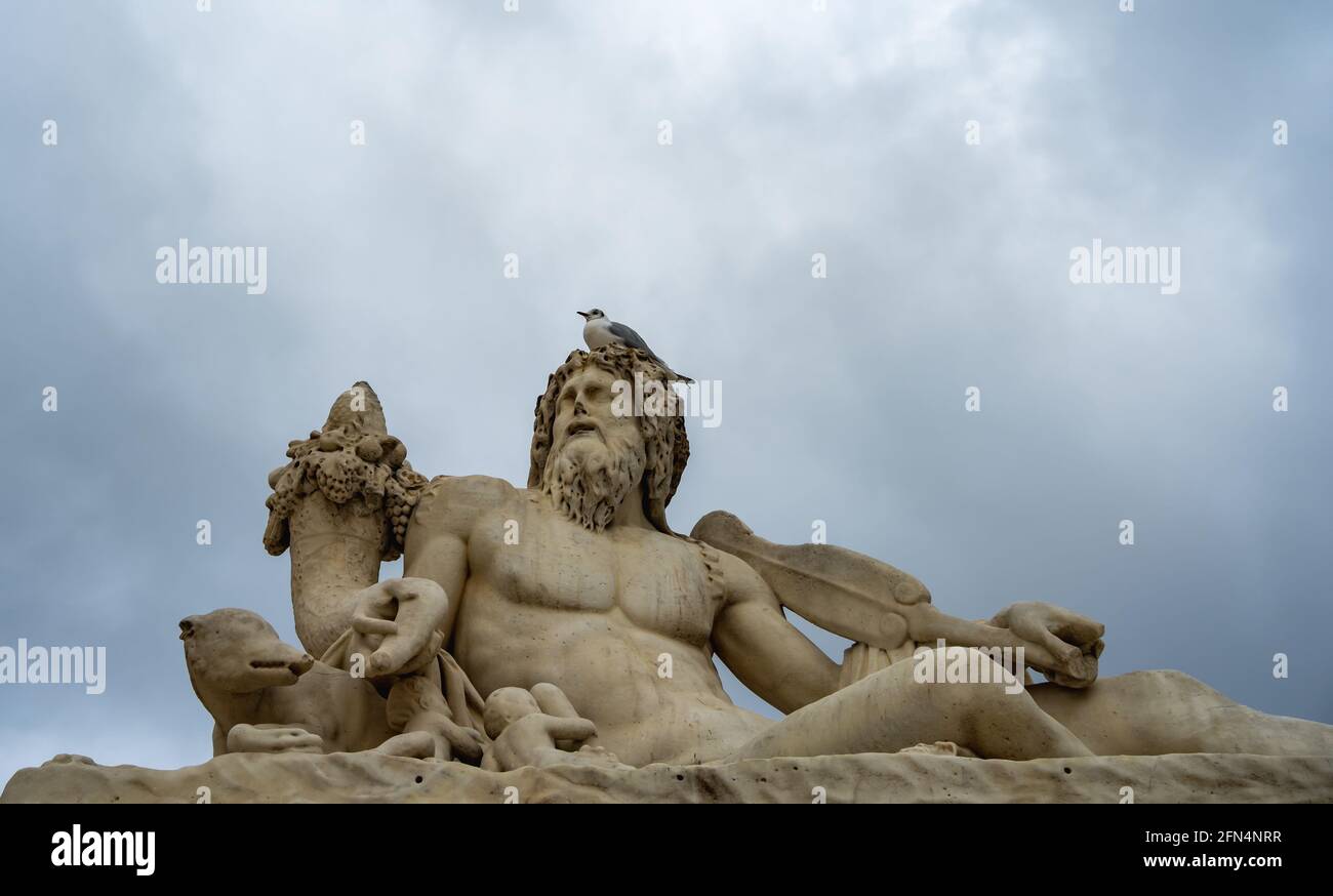 La sculpture 'le Tibre' de Pierre Bourdict dans le jardin des Tuileries (jardin des Tuileries), Paris - la sculpture célèbre le Tibre de Rome Banque D'Images