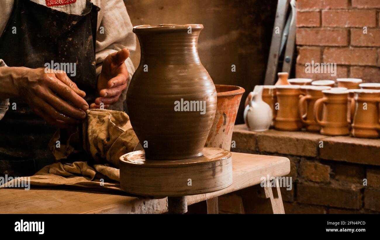 Potier Photo Potier mains faire en argile sur la roue de poterie. Potter fait sur la ...