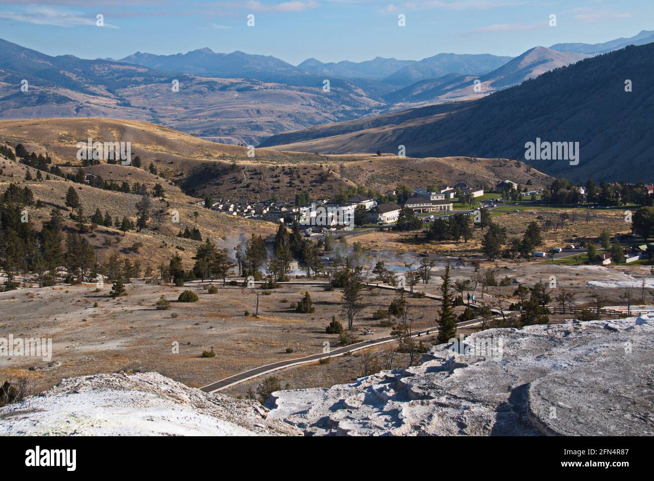 Vue sur les sources thermales de Mammoth depuis la boucle de la terrasse supérieure Parc national de Yellowstone, Wyoming, aux États-Unis Banque D'Images