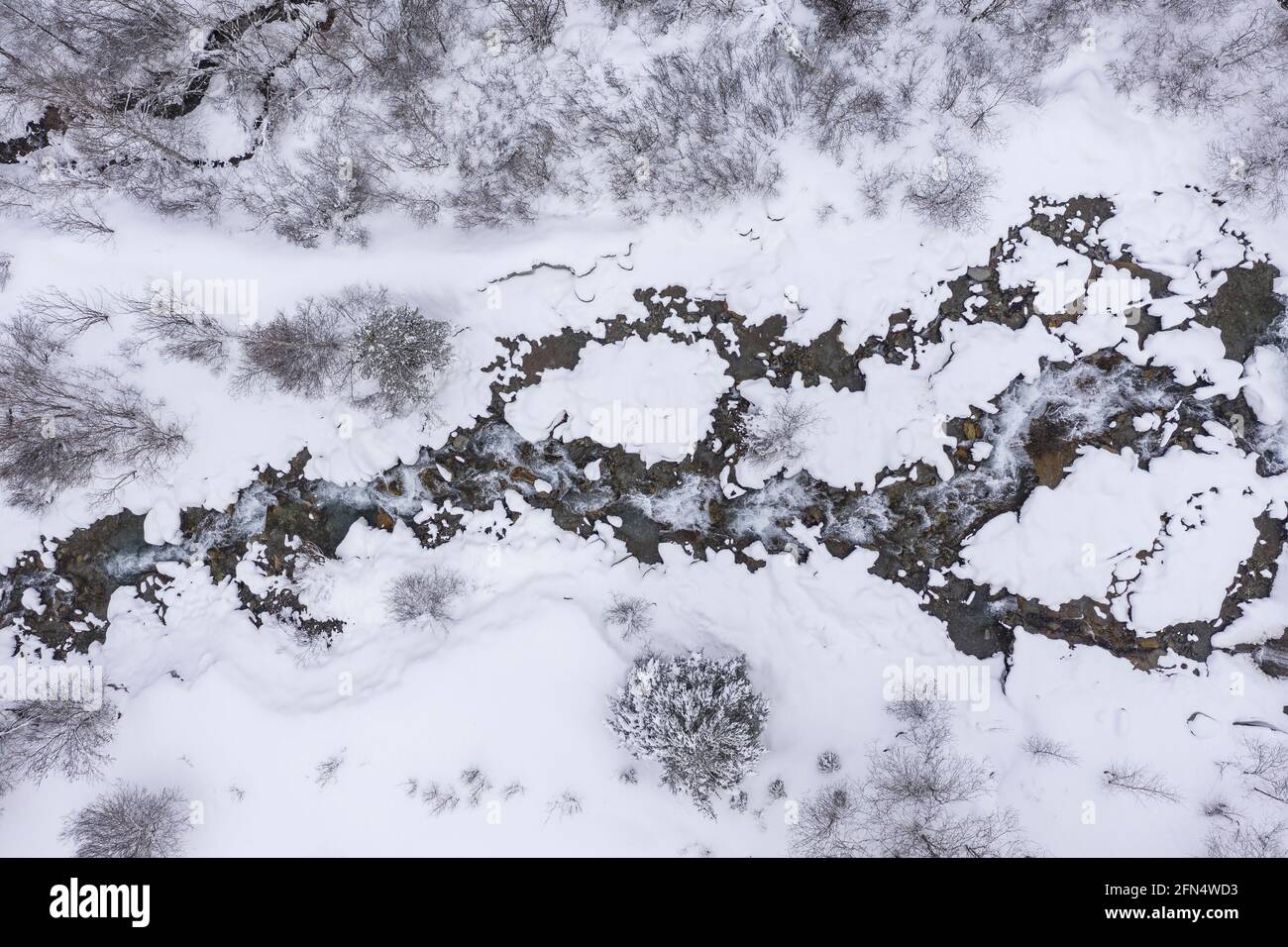 Vue aérienne de la rivière Unhòla en hiver. (Vallée de l'Aran, Catalogne, Espagne, Pyrénées) ESP: Vista aérea del río Unhòla en plena nevada Banque D'Images