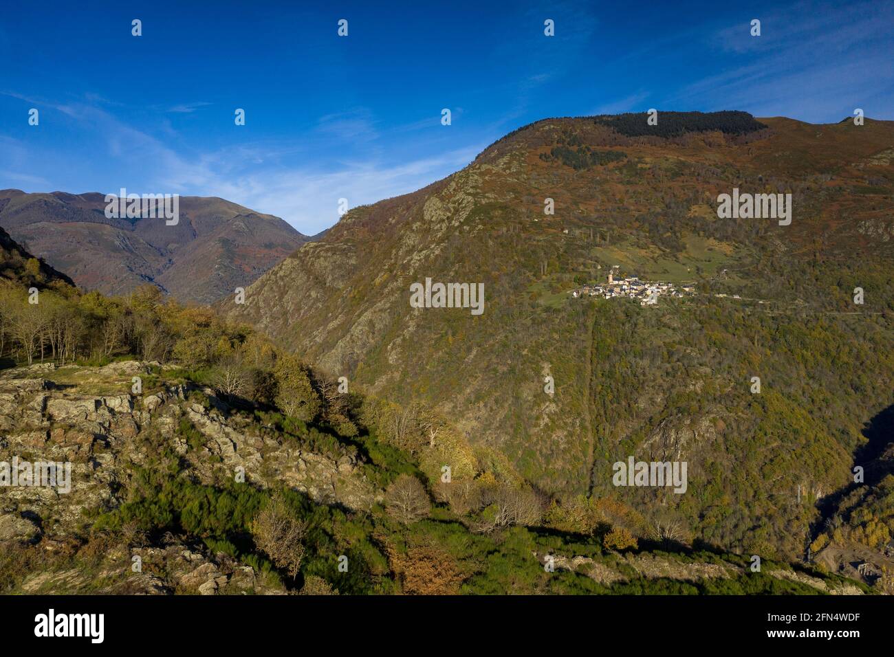 Vues aériennes sur les villages de Bausen et Canejan et les forêts environnantes en automne (Vallée de l'Aran, Catalogne, Espagne, Pyrénées) Banque D'Images