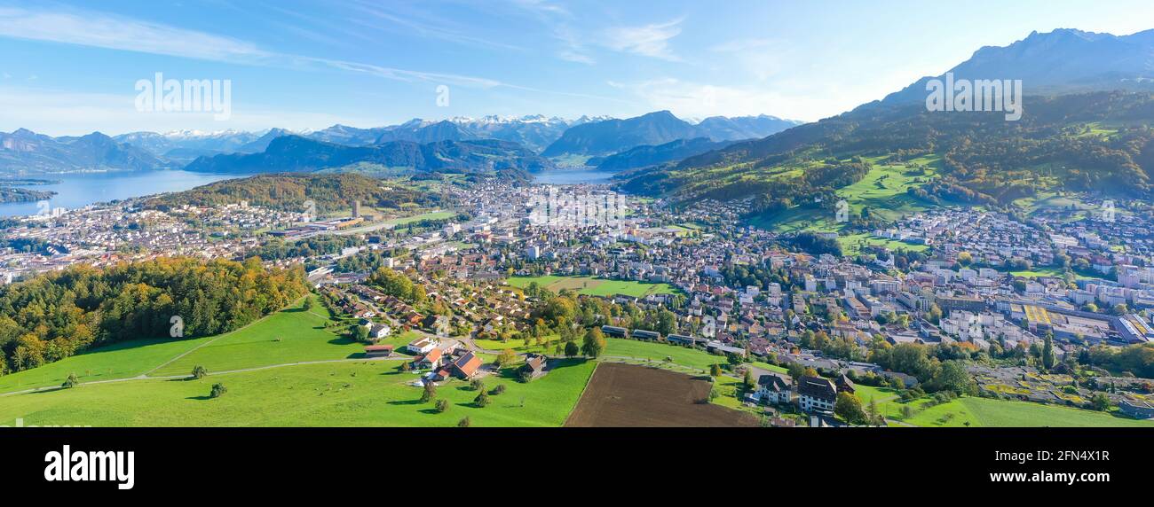 Village de Kriens, canton de Lucerne. Suisse. Pic de Pilatus. Vue aérienne. Horizon de la ville et paysage de village Banque D'Images