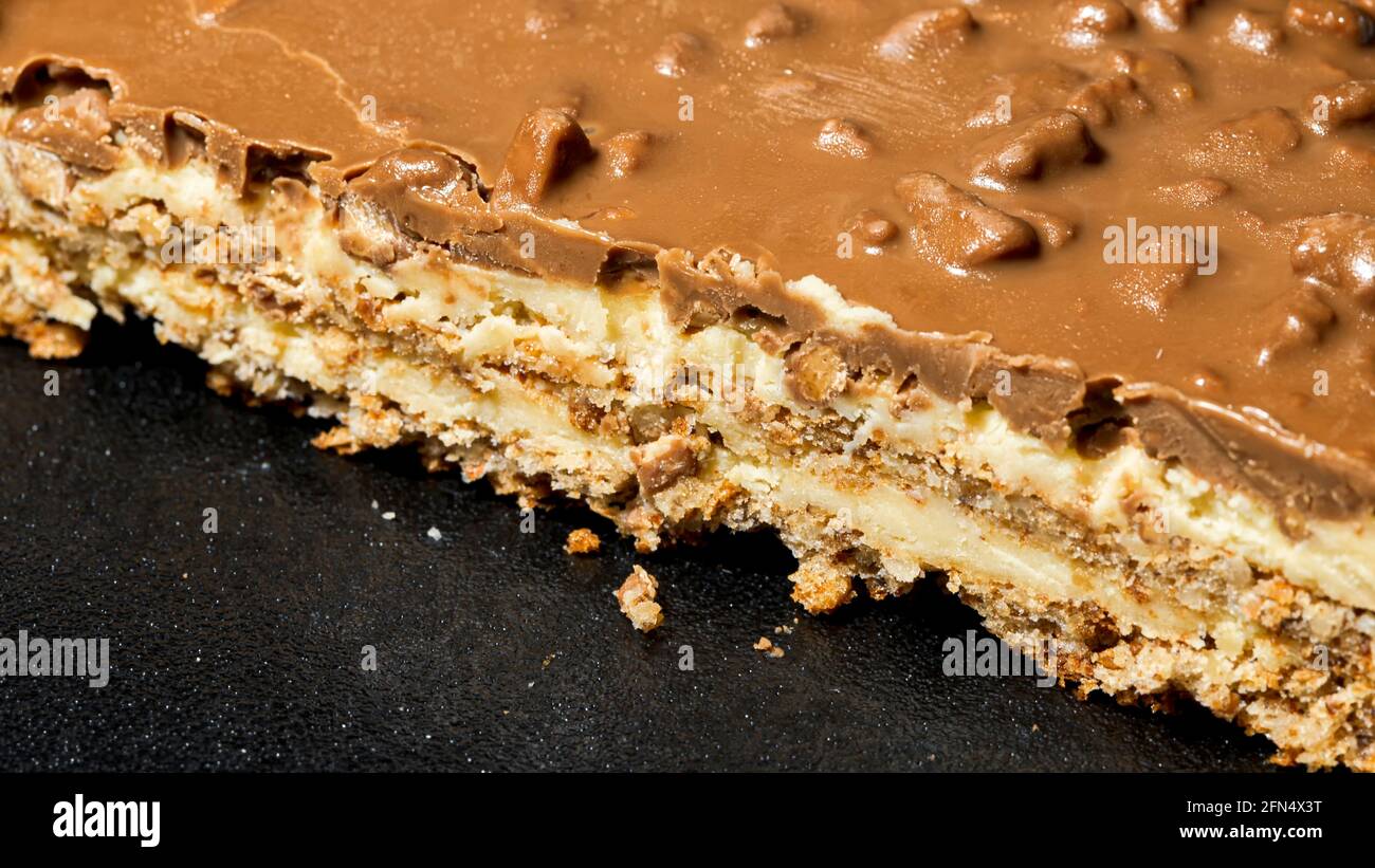 Tranche de gâteau suédois aux amandes et au chocolat avec garniture et écrous Banque D'Images