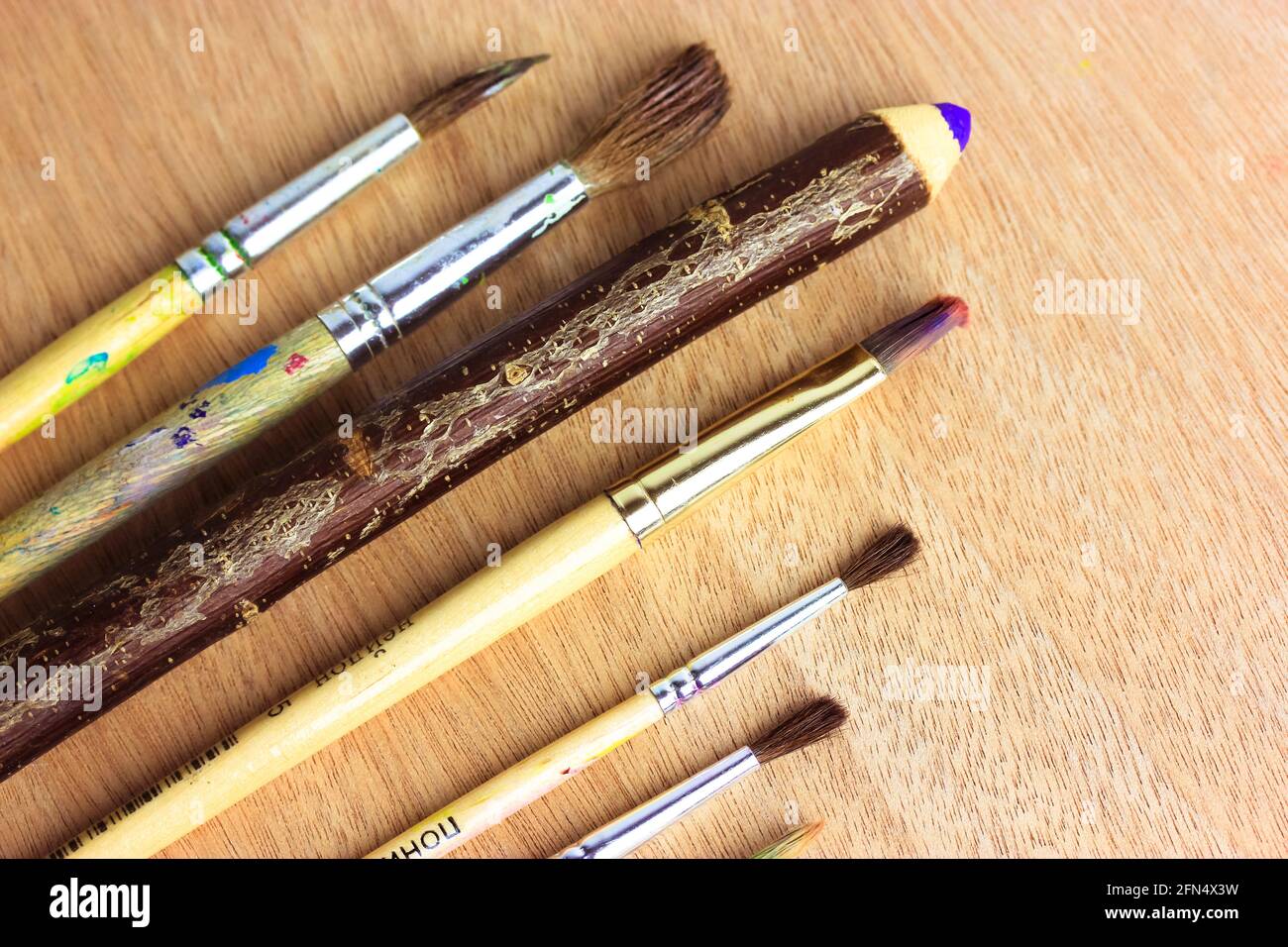 Jeu De Pinceaux Un Crayon En Bois Avec Une Tige Violette Sur Une Surface En Bois Vue D En Haut Platly Outils Pour La Maternelle L Ecole L Universite Photo Stock Alamy