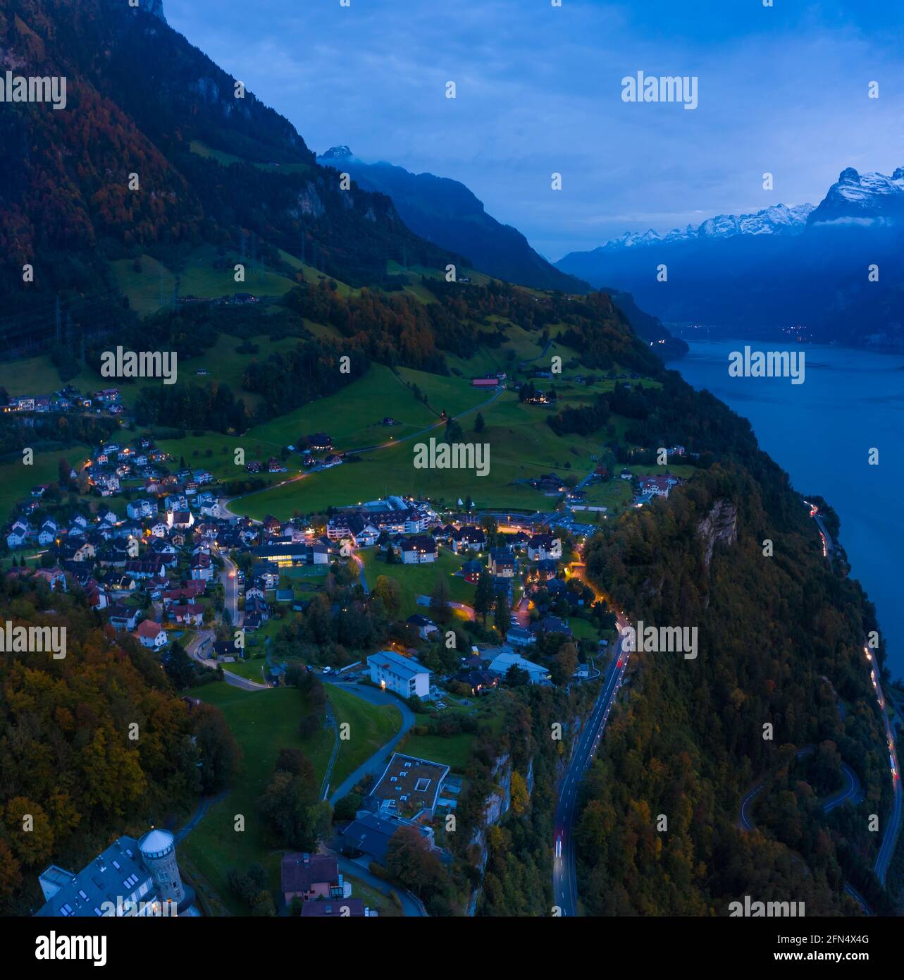 Panorama nocturne du canton de Schwyz, lac de Lucerne. Ville Morschach. Veilleuses. Vue aérienne. Banque D'Images
