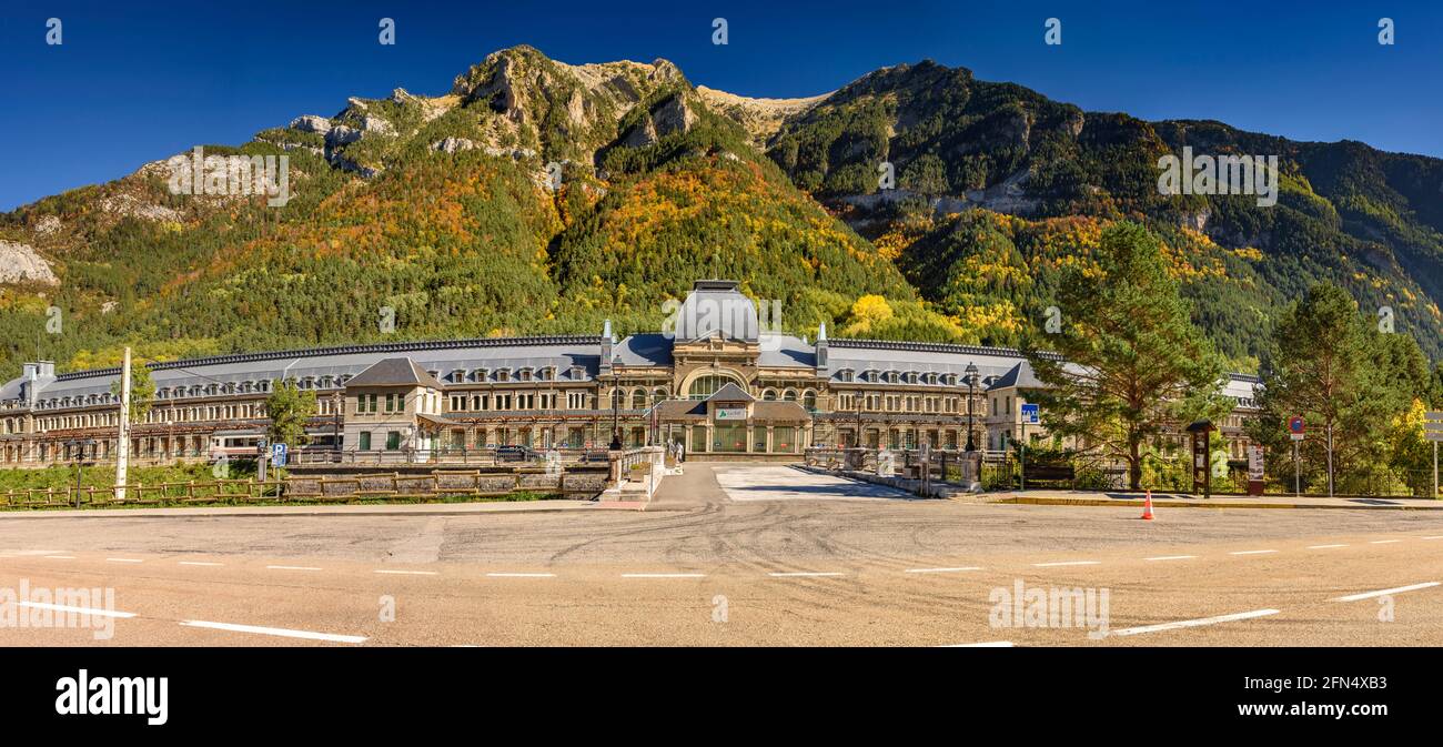 Gare internationale de Canfranc, en automne (Huesca, Aragon Pyrénées) ESP: Estación internacional de tren de Canfranc, en otoño (Huesca, Aragón) Banque D'Images